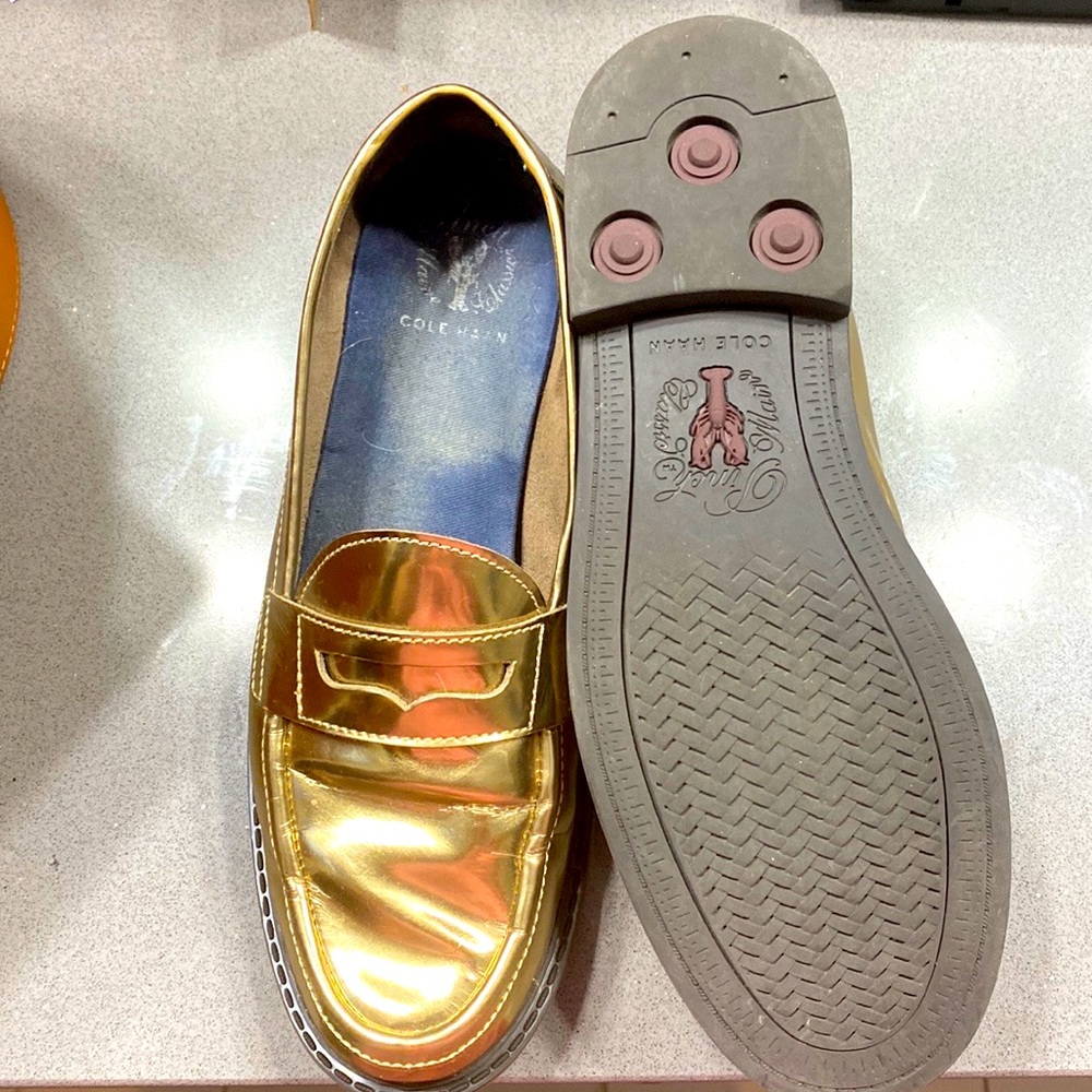Cole Haan 8 women’s gold patent leather loafers!